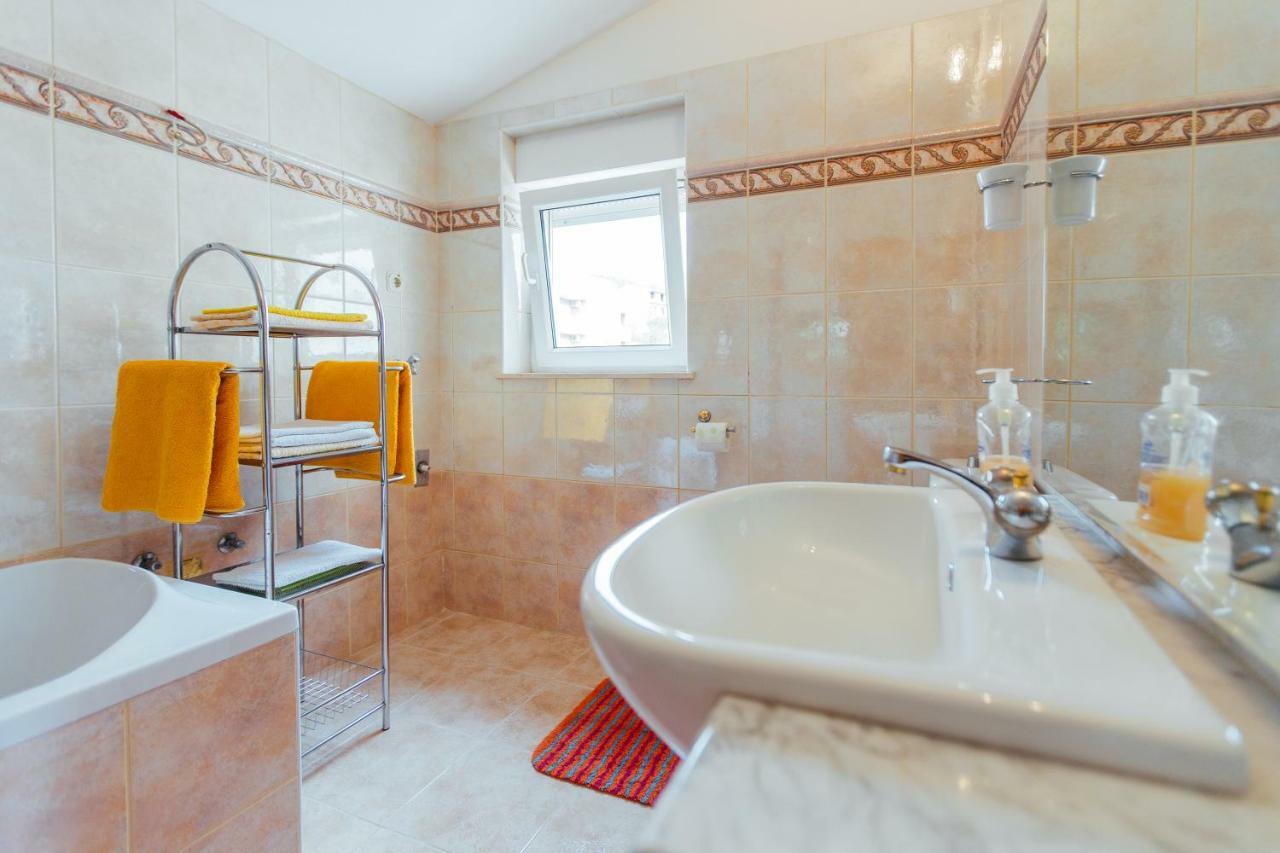 Apartments Toni Podstrana Luaran gambar